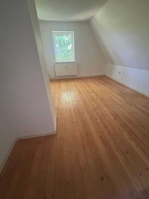Charmante 2-Zimmer-Dachgeschosswohnung mit Altbauflair und Renovierungsbonus zum 16.11.2025!