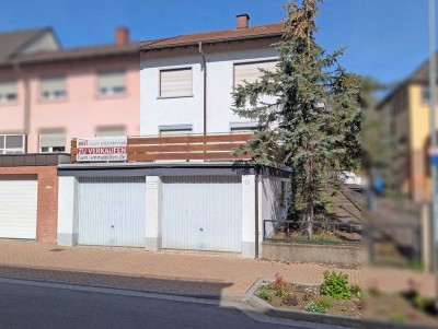 Doppelhaushälfte mit großem Garten, zwei Garagen und Potenzial zur Verwirklichung Ihrer Wohnträume