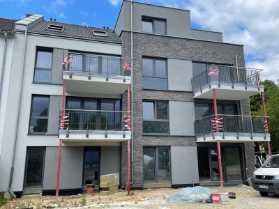 Erstbezug mit Balkon: Stilvolle 4-Zimmer-Erdgeschosswohnung mit geh. Innenausstattung