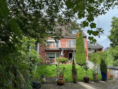 Auf der eigenen Sonnenterrasse sitzen : :  Wohnen Sie im 3-Familienhaus mit PKW-Garage