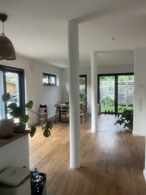 Ansprechende 4-Zimmer-Doppelhaushälfte mit gehobener Innenausstattung und EBK in Kleinmachnow
