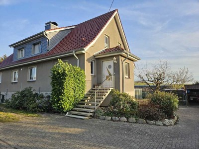 Geräumige Doppelhaushälfte auf Eigenland im grünen Umfeld