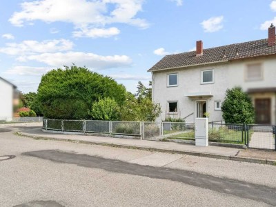 Zentral gelegene Doppelhaushälfte mit großem Grundstück und Modernisierungsbedarf in Neuburg a.d.D.