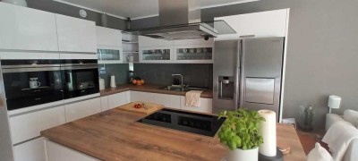 Neuwertige & lichtdurchflutete 3-Zimmerwohnung mit Süd-Balkon, luxuriöser Küche und PV-Anlage