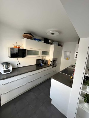 Moderne 3 Zimmer Hochparterre-Wohnung mit Einbauküche, Balkon und Gartenmitbenutzung