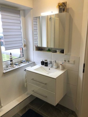 Modernes, lichtdurchflutetes Dachgeschoss-Apartment im Grünen – ideal für Pendler