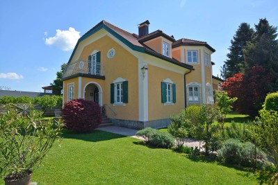 Repräsentative Villa mit Schwimmhalle