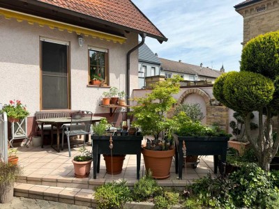 Einfamilienhaus mit idyllischem Innenhof, großer Garage, Carport und Top-Lage