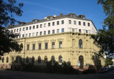 Sanierte Hochparterre-Wohnung mit Galerie & Tiefgaragenstellplatz – vermietetes Investment