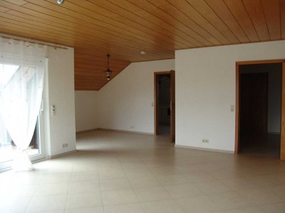 Großzügige 2,5 Zimmer Wohnung in 2 Fam.-Haus