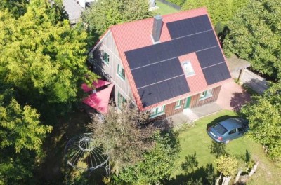 Energieeffizientes Einfamilienhaus (Energieklasse A+) aus Holz mit zwei Baugrundstücken