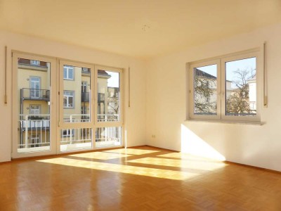 Helle Wohnung mit Balkon und Einbauküche umgeben von einem großen Garten in ruhiger Lage