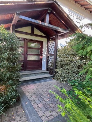 Ehemaliges Bauernhaus (ZFH) mit 
Nebengebäude auf großem Areal, zentral und ruhig in Fla