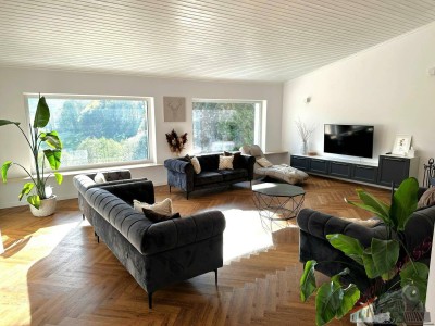 Ein-/Zweifamilienhaus - Wohnen und Büro - Zwei Eingänge - Pool - Doppelgarage - komplett saniert