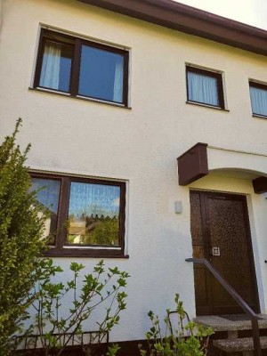 Gepflegtes 5-Zi-Reihenhaus, Garten, Terrasse, Garage,  Einkaufen + Bus um die Ecke, Heizung v. 2021