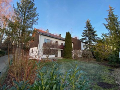 Großzügiges und helles Haus mit fünf Zimmern und Souterrainraum in Baldham