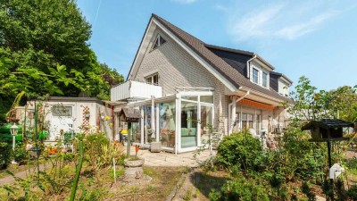 Wohnen in Kirchrode: Stilvolle Doppelhaushälfte mit Garten, 3 Bädern und Südterrasse