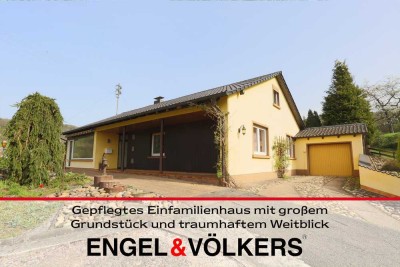 Gepflegtes Einfamilienhaus mit großem Grundstück und traumhaftem Weitblick