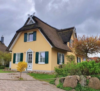 Schönes reetgedecktes Ferienhaus mit großem Garten,  400 m zum Ostseestrand und nah bei Travemünde