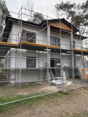 Luxus im Entstehen: Stadtvilla mit Kragarmtreppe im Bau – jetzt Ihren Wohntraum mitgestalten.