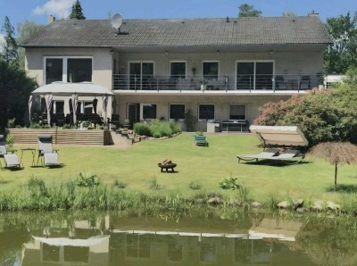Modernisiertes Einfamilienhaus mit eigenen Teich und kleinem Waldstück in privater Lage