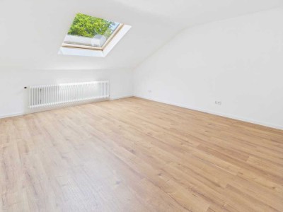Hell und modern: Vollständig renovierte Dachgeschosswohnung in attraktiver Lage