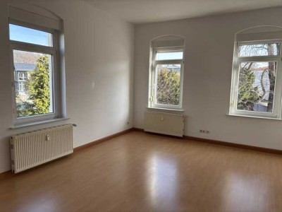 Großzügige Wohnung in einem Dreifamilienhaus in zentraler Lage mit Balkon.