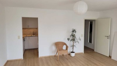 Frisch renovierte, helle 2-Zimmer-Wohnung mit großem Süd-/Westbalkon