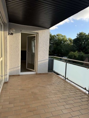 Helle 3-Zimmer-Dachgeschosswohnung mit Balkon und großer Terrasse in Lampertheim-Hüttenfeld
