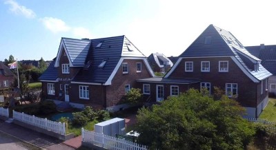 Leben & Vermieten auf Amrum – Haupthaus + 7 Ferienwohnungen in Top-Lage