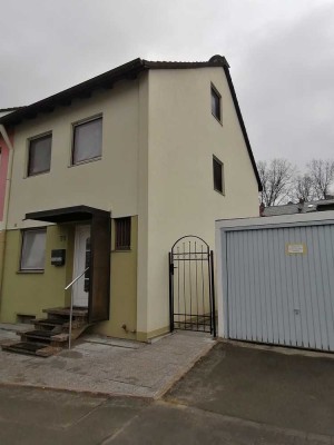 Freundliches und vollständig renoviertes 4-Zimmer-Reihenendhaus mit EBK in Schwabach Vogelherd