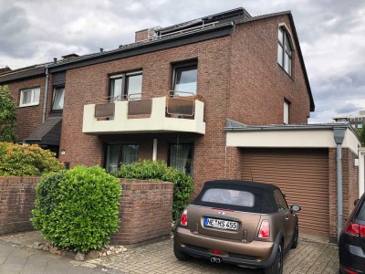 Exklusive, gepflegte 2-Zimmer-Wohnung mit Balkon in Düsseldorf-Lörick
