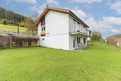 Wohnhaus mit Balkon und Garten + kleiner Werkstatt + 2 Garagen und 2 Stellplätzen