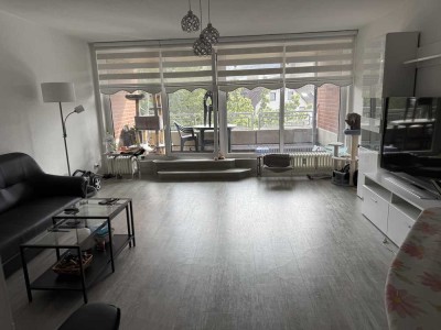Schicke und großzügige 4 Zimmer Wohnung mit Fahrtsuhl