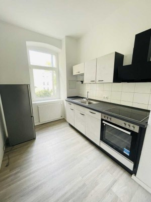Stilvolle Altbauwohnung mit 3 Zimmern, Einbauküche und Balkon