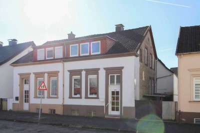 Im Ortskern: Doppelhaushälfte mit viel Platz & Anbau