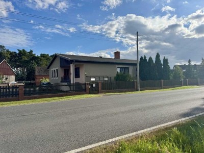 Großzügiger Bungalow mit zwei vermieteten
Wohneinheiten in Märkische Heide
