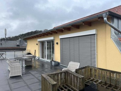 Zwangsversteigerung - Modernisierte Dachgeschosswohnung mit Terrasse und gehobener Ausstattung!