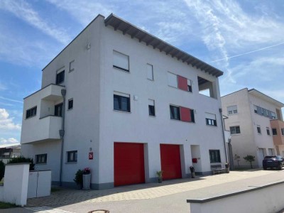 Helle und großzügige 5,5 Zimmer Wohnung mit EBK, Garage und separatem Ankleidezimmer in Fischerdorf