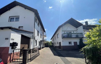 Vielseitiges Anwesen mit sehr schönem Gartengrundstück, Garagen und Innenhof in Lieblos!