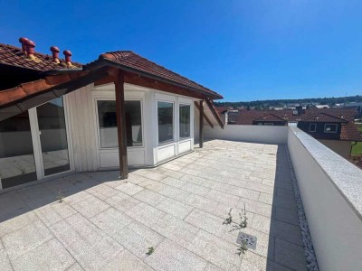 Erstbezug nach Renovierung: 3-Zimmer-Wohnung mit Dachterrasse und TG-Stellplatz
