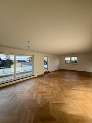 Erstbezug nach Renovierung. 128 m², 3 Zimmer mit Dachloggia, Aufzug, Fußbodenheizung und Tiefgarage.