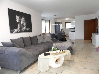 Schicke 3 Zimmer Wohnung mit einem sonnigen Balkon und PKW Stellplatz.
Frei ab 01.11.2025