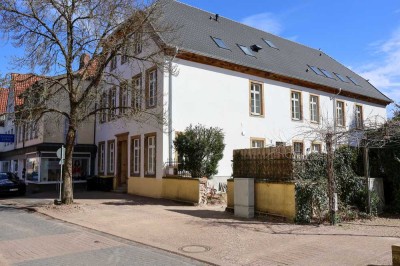 **Zwei Zimmer, Küche, Bad , im Herzen der Stadt, Erstbezug nach hochwertiger Kern-Sanierung **
Erdg