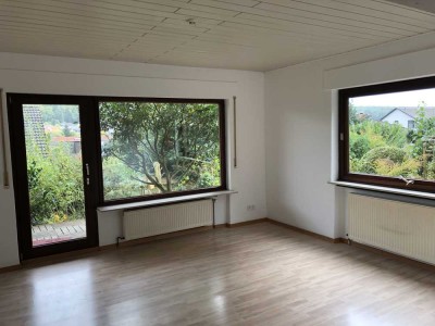 2,5-Zimmer-Wohnung mit Terrasse in ruhigem Ortsteil von Hofheim