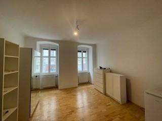 Teilweise möblierte 1-Zimmer Altbauwohnung mit Aufzug