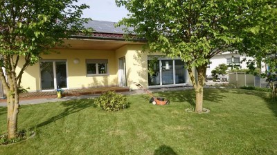 Freistehendes Einfamilienhaus mit großem Garten, überdachter Terasse, Wärmepumpe und Photovoltaik