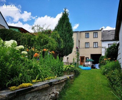 Geräumiges Wohnhaus mit großem Garten und angrenzendem Fischteich