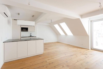 Lichtdurchflutete Maisonette auf zwei Ebenen mit Glasboden