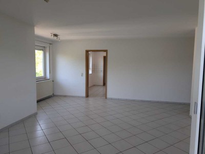 Helle 3 Zimmer Wohnung in ruhiger Ortsrandlage - mit Balkon und EBK
